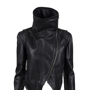 7774-Veste courte en cuir véritable doux pour femme avec col montant urbain.  La veste en cuir d'agneau nappa peut être personnalisée dans toutes les tailles.