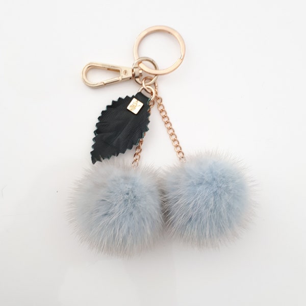 Pompon de porte-clés de charme bleu pâle de charme avec la chaîne et la feuille en cuir vrai.