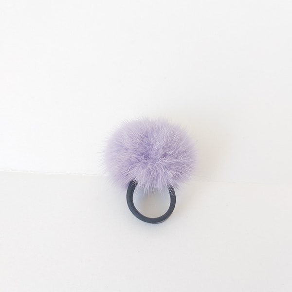 BAGUE EN FOURRURE LILAS, bague pompon en vison violet clair, bague en vison avec cuir véritable. Bague en fourrure véritable