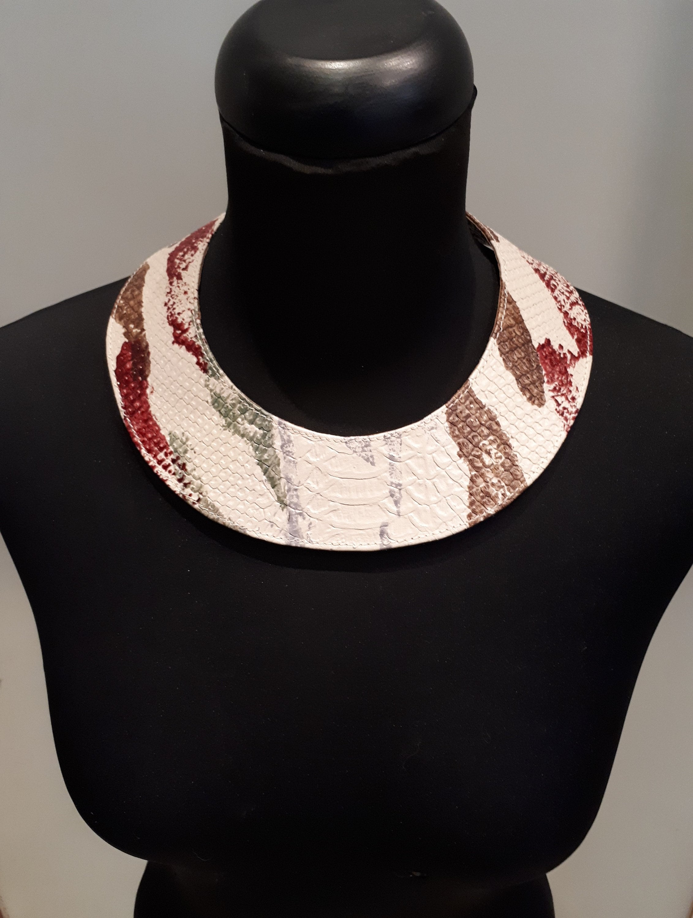 Leather NECKLACE, black LEATHER collar with hite feathers, statement collar. Adjustable size.