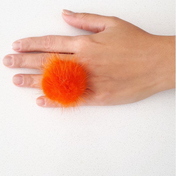 Anneau de fourrure orange, anneau de pompon de vison, anneau de doigt de vison avec le cuir véritable. Anneau de fourrure véritable.