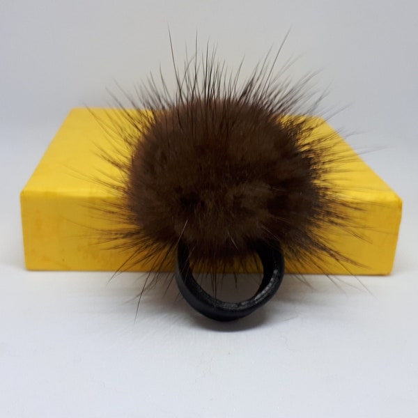 Bague en fourrure brune, bague à pompon demy buff Mink, bague au doigt Mink avec cuir véritable. Bague en fourrure véritable