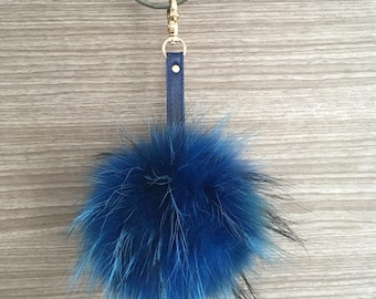 Porte-clés à pompon de raton laveur bleu électrique avec bracelet en cuir véritable. Porte-clés en fourrure de pompon