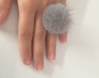 Anel de safira com pelo, anel de pompom de vison, anel de dedo de vison com couro genuíno. Anel de pele verdadeira.