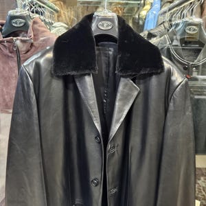 CUELLO DE PIEL DE OVEJA NEGRO para abrigos con solapas con muescas.