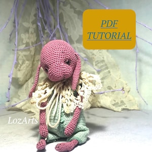 Puede incluir: Tutorial PDF de crochet amigurumi para hacer un pequeño conejito rosa y verde con un collar de encaje. El tutorial PDF está disponible para descargar.