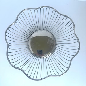 Elegance Brand: bread/fruit basket Unique Silverplated  Round With Scallops Wire Basket, 10 inch