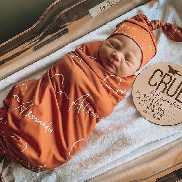 Couverture nominative personnalisée / noeud de chapeau avec robe de lange Minky / retour à la maison de l'hôpital révélant une tenue garçon fille personnalisée nouveau-né recevant un cadeau