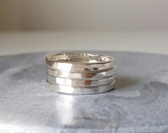 Anillos de plata de ley - Anillos apilables - Juego de 4 - Anillos planos martillados - Hechos a mano.