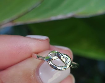 Anillo de plata esterlina - Anillo de nudo martillado en plata - Anillo apilable - Anillo llamativo - Hecho a mano
