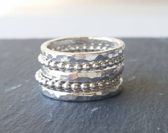 Anillo de cuentas martilladas en plata de ley
