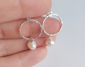 Pendientes de perlas en plata de ley. Pendientes colgantes de aro.