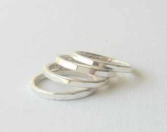 Anillos de plata de ley - Anillos apilables - Banda única - Anillo plano martillado - Hecho a mano.