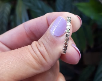 Anillo de plata esterlina - Banda plana de cuentas de plata - Anillo apilable - Anillo llamativo - Hecho a mano
