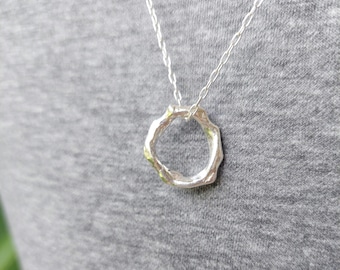Collar circular orgánico de plata - Collar de plata hecho a mano - Joyería para ella - Plata de ley reciclada - Collar de plata