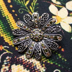 Vintage 1980&#39;s Boho Hippie Green Flower Brooch