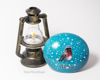 Bird Wearing A Hat (Peinture à l’huile originale sur pierre de Yana Khachikyan)