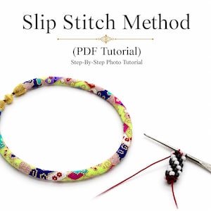 Può includere: Un tutorial in PDF intitolato Slip Stitch Method che presenta una guida fotografica passo dopo passo. L'immagine mostra una collana circolare di perline con un motivo geometrico multicolore e un uncinetto in metallo che lavora su un piccolo tubo di perline bianco e nero.