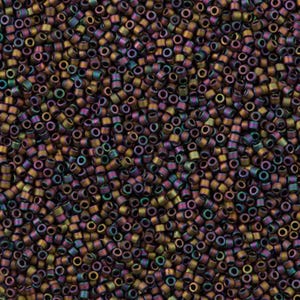 Op de afbeelding: Een close-up van een stapel kleine, cilindrische kralen. De kralen hebben een metallic afwerking met een kleurverschuivend effect, met tinten paars, goud en groen. De kralen zijn dicht op elkaar gepakt, waardoor een textuur ontstaat.
