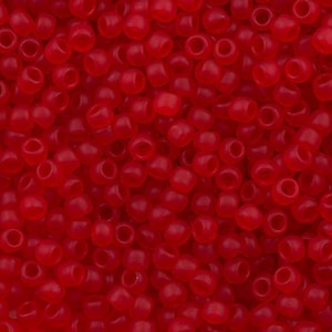 Peut inclure: Gros plan sur une multitude de petites perles rouges translucides. Les perles sont réparties uniformément, remplissant le cadre. Chaque perle est percée d'un petit trou central et a une forme légèrement arrondie. L'effet global est une surface vibrante et texturée.