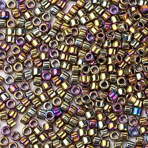 Pode incluir: Uma foto em close-up de um monte de pequenas contas cilíndricas. As contas são principalmente douradas com tons iridescentes roxos e azuis. Cada conta tem um buraco no centro. As contas estão espalhadas aleatoriamente.