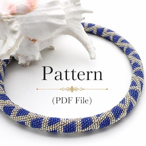Könnte beinhalten: Eine kreisförmige Perlenkette mit einem sich wiederholenden geometrischen Muster aus königsblauen und metallisch silbernen Perlen. Der Text Pattern (PDF File) ist in der Mitte der Kette zentriert. Eine weiße Muschel liegt hinter der Kette.