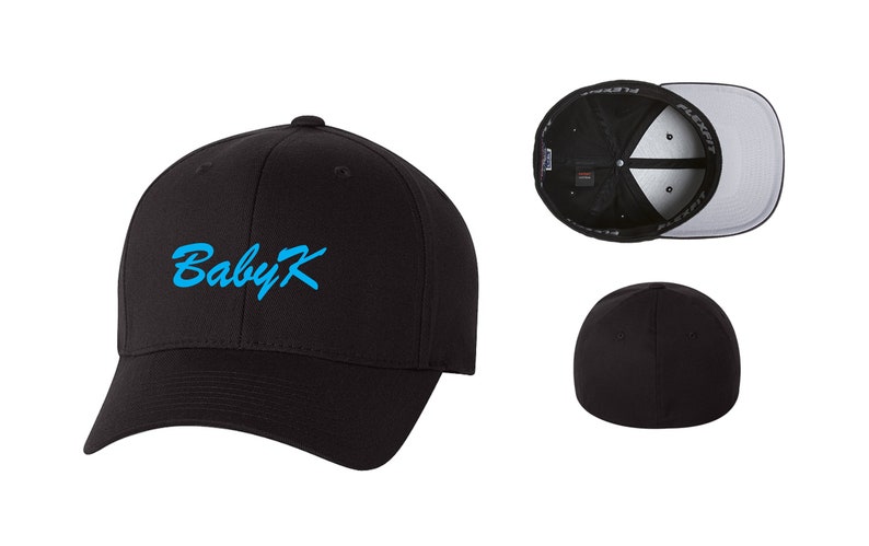Op de afbeelding: Zwarte baseballpet met een blauw geborduurd logo met de tekst "Baby K". De pet heeft een zwarte klep en een grijs mesh achterpaneel.