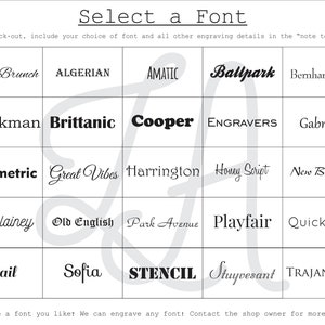 Puede incluir: Una cuadr&iacute;cula de opciones de fuentes para grabado, incluyendo "Alex Brunch", "Algerian" y "Amatic". La imagen incluye el texto "Select a Font" e instrucciones para incluir la elecci&oacute;n de fuente en las notas del pedido. Hay fuentes adicionales disponibles.