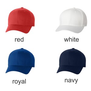 Op de afbeelding: Vier baseballpetten in verschillende kleuren: rood, wit, koninklijk blauw en marineblauw. De petten hebben allemaal dezelfde stijl, met een gebogen klep en een mesh achterkant.