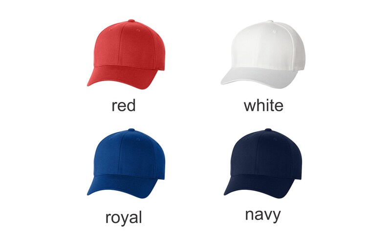 Op de afbeelding: Vier baseballpetten in verschillende kleuren: rood, wit, koninklijk blauw en marineblauw. De petten hebben allemaal dezelfde stijl, met een gebogen klep en een mesh achterkant.
