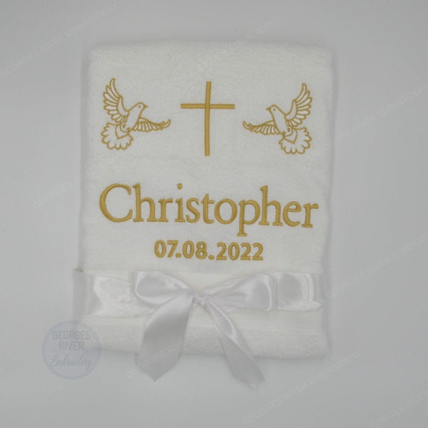 Serviette de bain personnalisée baptême / baptême souvenir - croix brodée prénom date colombes