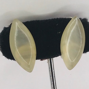 Vintage New Old Stock Original 1950s Beige Lucite Clip On Earrings Deadstock TINA