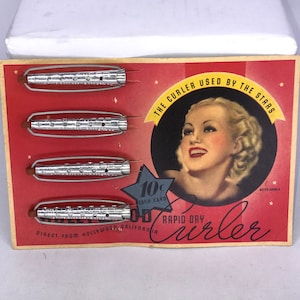 Könnte beinhalten: Eine Vintage-Karte für einen Lockenwickler, mit einer lächelnden Frau mit blonden Haaren und dem Text "The Curler Used By The Stars" und "10¢ Each Card CD Rapid Dry Curler Direct From Hollywood, California".