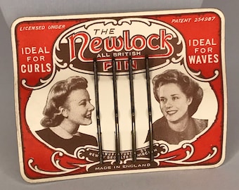 Könnte beinhalten: Eine Vintage-Karte für Newlock-Haarnadeln, mit zwei Frauen mit Frisuren, dem Text "The Newlock All British Pin" und den Worten "Ideal für Locken" und "Ideal für Wellen".