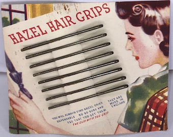 Könnte beinhalten: Eine Vintage-Karte mit weißem Hintergrund und einer Schwarzweißillustration einer Frau mit dunklen Haaren. Die Karte wirbt für Hazel Hair Grips, die in England hergestellt werden. Die Karte enthält den Text "You will always find Hazel Grips dependable so be sure and see that you get them. The clip with the grip."