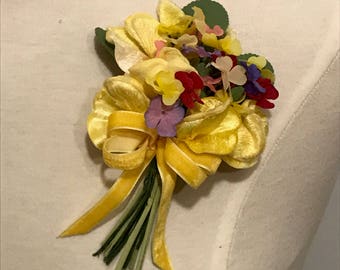 TRUE Vintage Millinery Yellow Velvet Sweet Pea & Mixed Pretty Primula Corsage 1940er 1950er Jahre