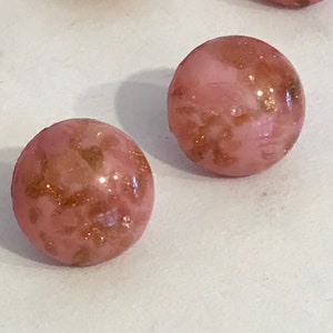 1 X 10mm 1920&#39;s Czechoslovakian Bohemian Glass Paperweight Gold Mica Fleck Pink Domed Button Original Antique Vintage Deadstock