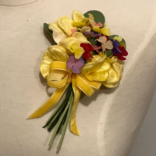 TRUE Vintage Millinery Yellow Velvet Sweet Pea & Mixed Pretty Primula Corsage 1940er 1950er Jahre