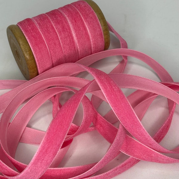 Rouleau de 15 yards des années 1950 - 60's True vintage Fuchsia Pink Rayon Velvet Ribbon Super Quality 15mm