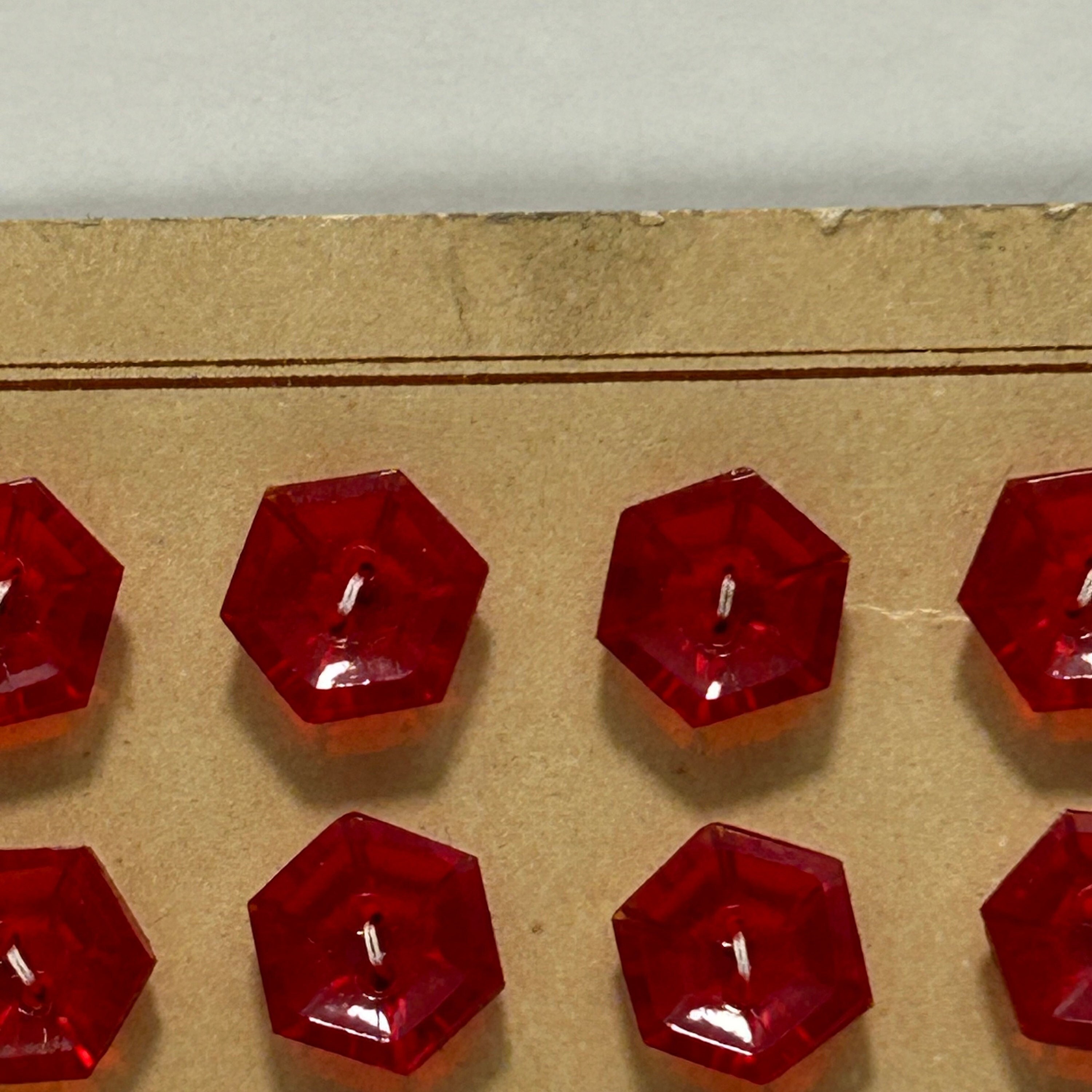 【お1人様1点限り】 12 Red 11mm 1930's Czechoslovakian Hexagon Glass Buttons アクセサリー
