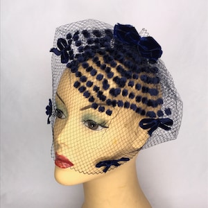 1950&#39;s Original Deadstock Vintage Bird Cage Veil Navy Blue or Brown with Chenille Spots and Velvet Bows V002