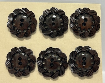 Pode incluir: Seis botões de madeira castanho com um design floral. Cada botão tem dois furos e um centro elevado.