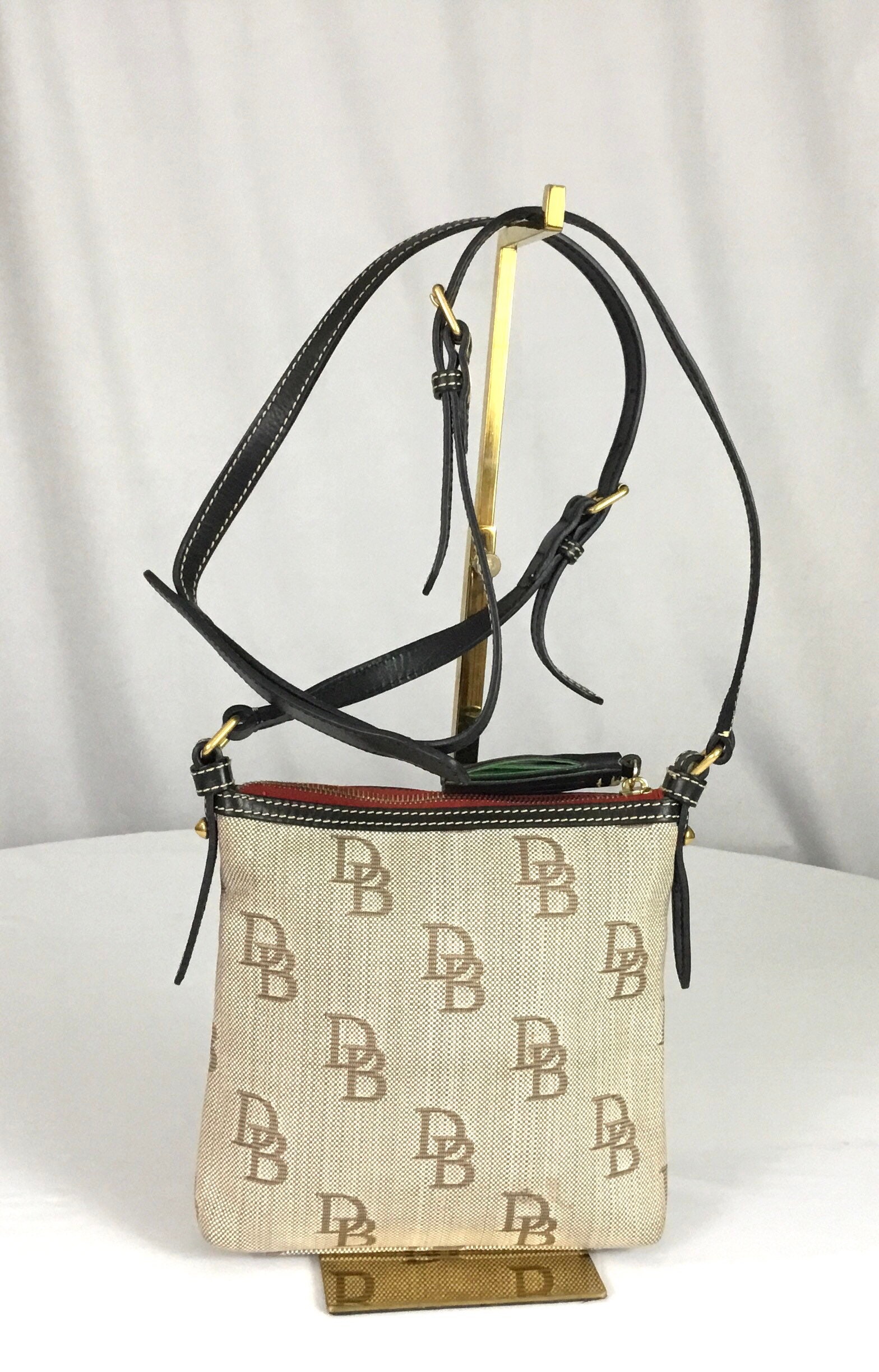 Dooney and bourke signature shop crossbody bag