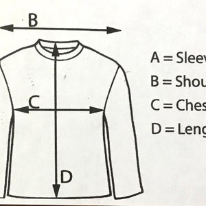 K&ouml;nnte beinhalten: Diagramm eines lang&auml;rmeligen Hemdes mit beschrifteten Ma&szlig;en. Die &Auml;rmell&auml;nge betr&auml;gt 58 cm, die Schulterbreite 43 cm, die Brustbreite 48 cm und die L&auml;nge 53 cm. Das Diagramm verwendet Pfeile und Buchstaben, um die Messpunkte anzuzeigen.