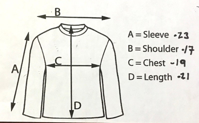 K&ouml;nnte beinhalten: Diagramm eines lang&auml;rmeligen Hemdes mit beschrifteten Ma&szlig;en. Die &Auml;rmell&auml;nge betr&auml;gt 58 cm, die Schulterbreite 43 cm, die Brustbreite 48 cm und die L&auml;nge 53 cm. Das Diagramm verwendet Pfeile und Buchstaben, um die Messpunkte anzuzeigen.