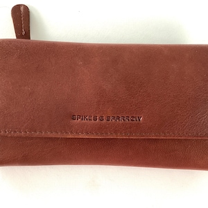 NWOT- Spikes & Sparrow- Cartera de cuero de tres pliegues con bolsillo exterior con cremallera