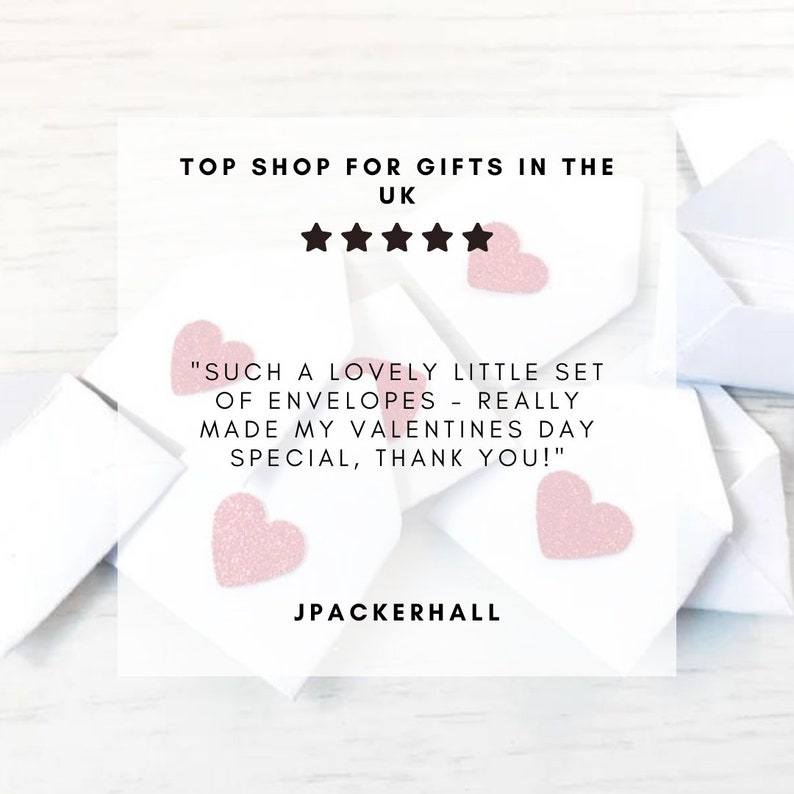 Peut inclure: Enveloppes blanches avec des c&oelig;urs roses scintillants. Le texte de l'image indique "TOP SHOP FOR GIFTS IN THE UK" et un avis client : "SUCH A LOVELY LITTLE SET OF ENVELOPES - REALLY MADE MY VALENTINES DAY SPECIAL, THANK YOU!"