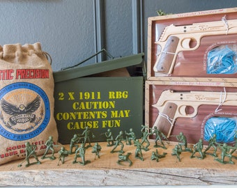 El mejor juego de regalo de pistola con banda elástica del mundo: el regalo perfecto para padrinos de boda, padres, esposos o el tipo que lo tiene todo
