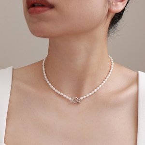 Puede incluir: Un letrero de madera hecho a mano con la palabra "Welcome" en una fuente juguetona. El letrero presenta un fondo blanco desgastado y un marco de madera teñida oscura, ideal para un toque rústico.