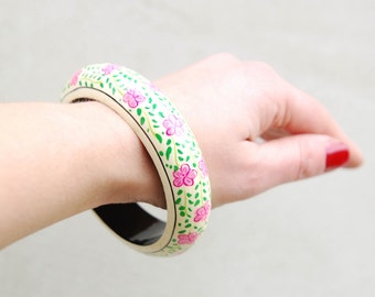 Vintage wooden hippie style boho bracelet - white bracelet with floral ornaments - pink green ivory romantic boho chic bracelet